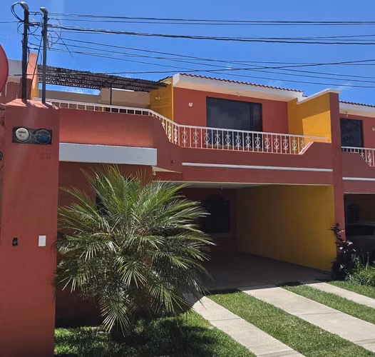 Vendo linda casa Residenciales Villas de Santa Elena km 26.2 CAES Q1,180,000