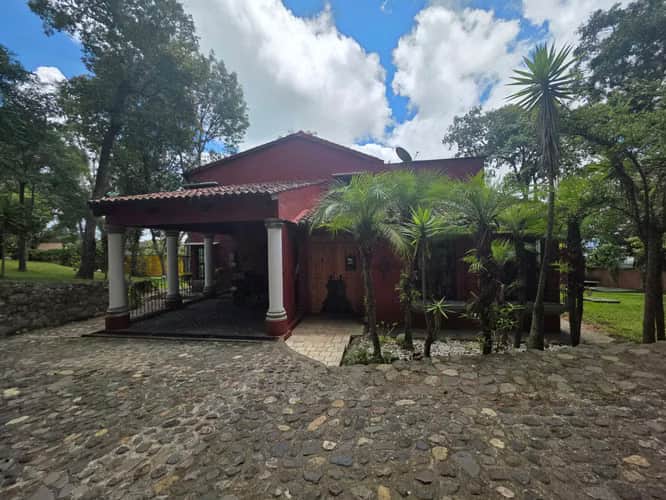 Z.6 Mixco entrada Club Campestre La Montaña VENDO casa diseño colonial 3,116v² terreno 353m² construcción Q3,500,000
