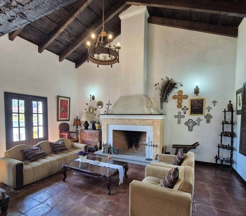 6127- CHARMING COLONIAL PROPERTY FOR SALE IN THE HISTORIC CENTER OF ANTIGUA GUATEMALA - CANDELARIA RUINS SECTOR - MC
