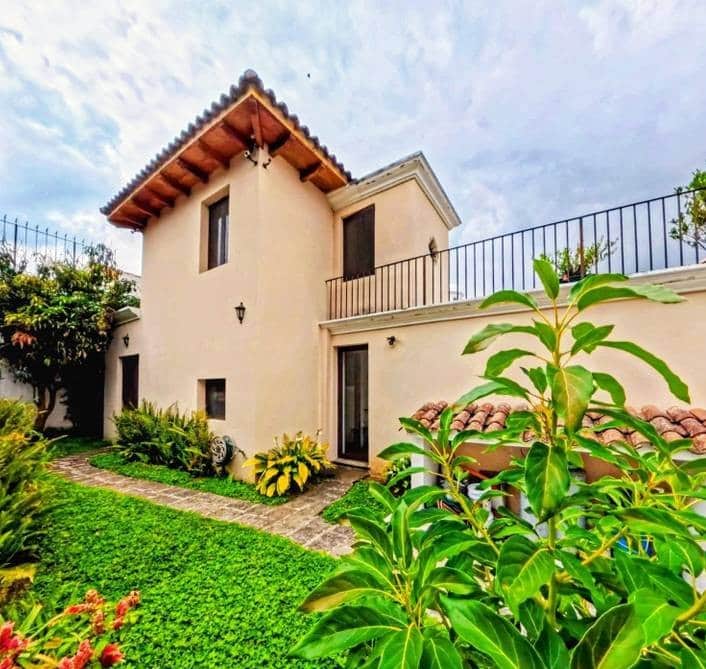 6203 - BEAUTIFUL CORNER HOUSE FOR SALE - EC