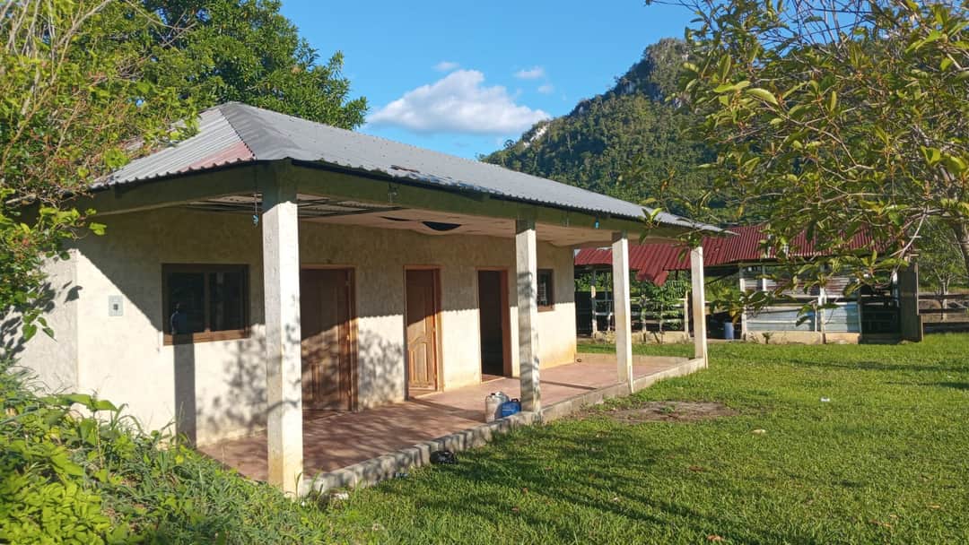ONE-LEVEL VACATION HOME / ALTA VERAPAZ LARGE LOT AND STABLES