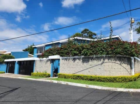 Casa en venta en Zona 8, Mixco · 3 hab · 350 m²
