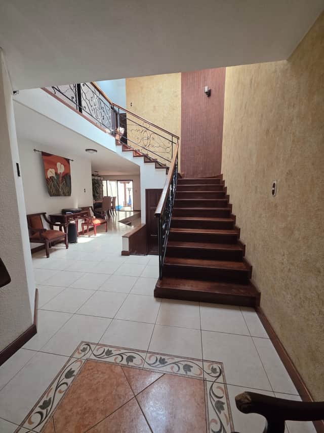 Casa en venta en Zona 8, Mixco · 3 hab · 250 m²
