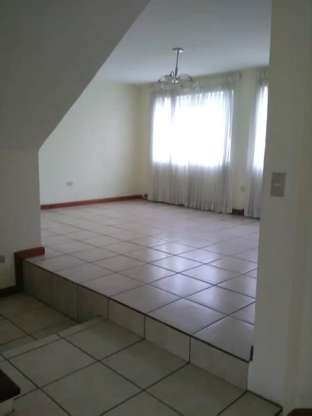 Casa en venta en Zona 8, Mixco · 3 hab · 240 m²