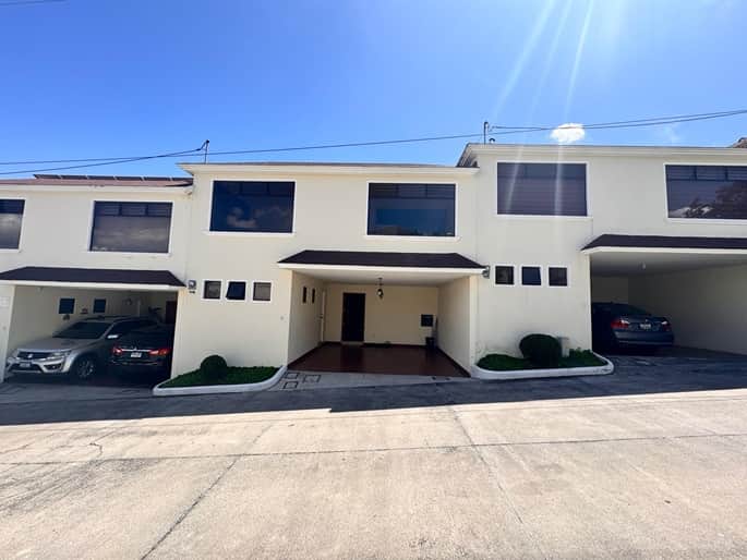 Casa en venta en Mixco