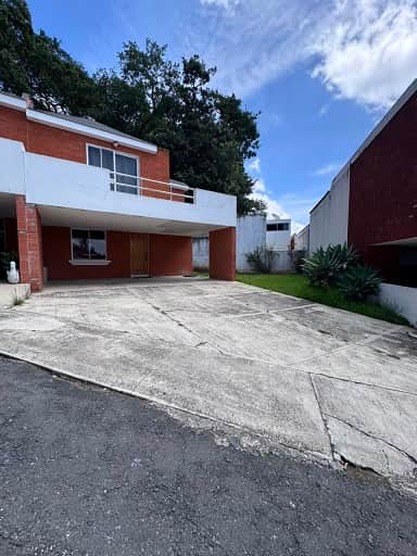 Casa en venta en Mixco, Guatemala · 4 hab · 230 m²