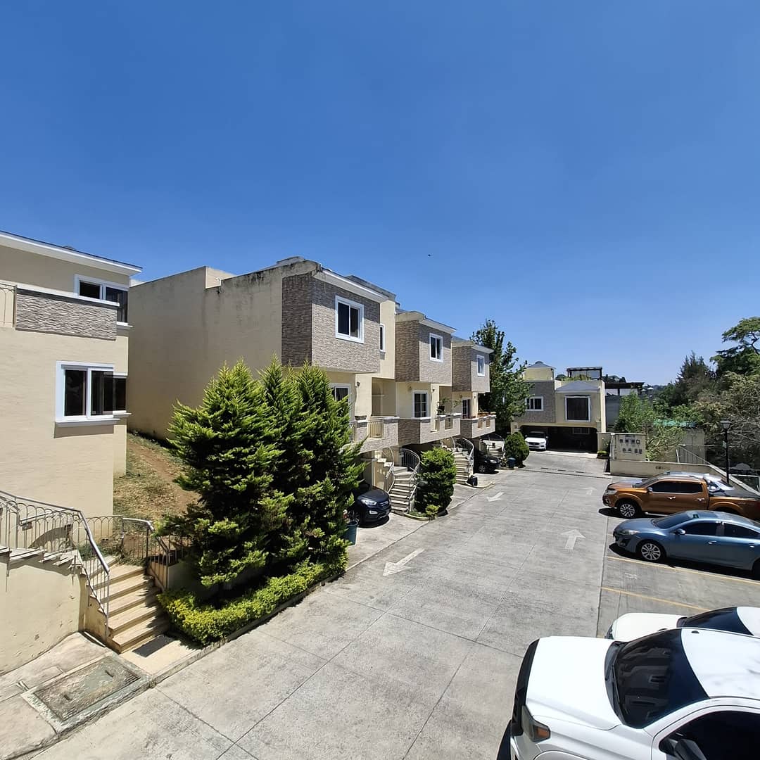 En venta casa de 4 habitaciones en Cañadas del Encinal