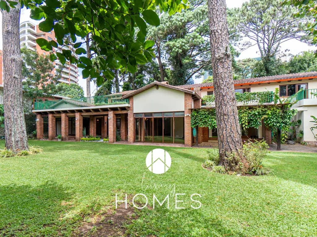 Casa con amplio jardín en Renta dentro de condominio, Zona 14.