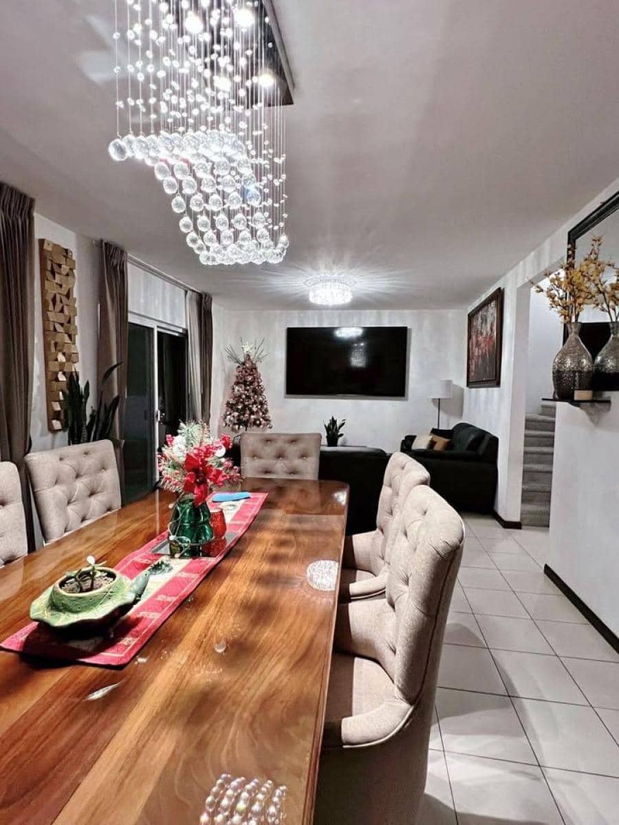 En venta , casa de 2 niveles en arcos de Santa María 2 km 36.5 carretera interamericana