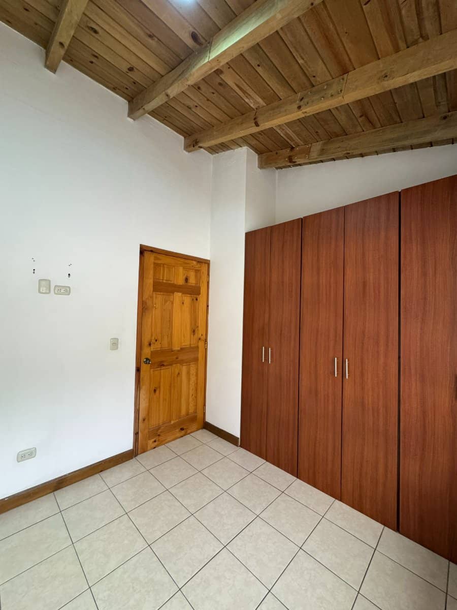 Casa en renta condominio Zona 16 Blvd. Acatán