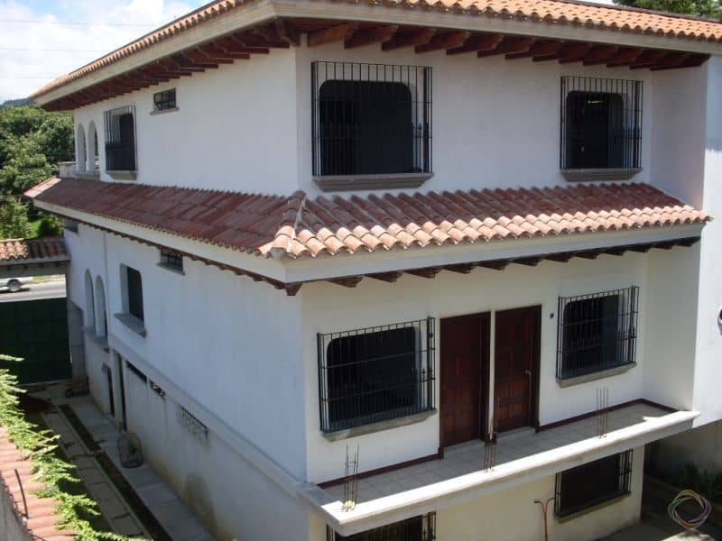 Venta o Alquiler de Casa grande y 3 Apartamentos en San Lucas Sacatepéquez