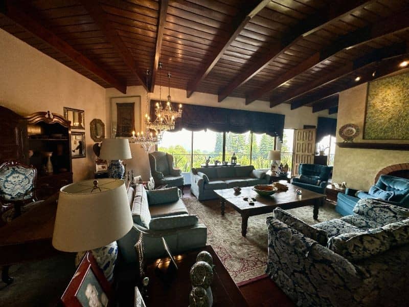 Excepcional Casa Residencial En Renta En San Rafael 1, Km 9 CAES: Grandiosidad y Elegancia en 1,025 m²