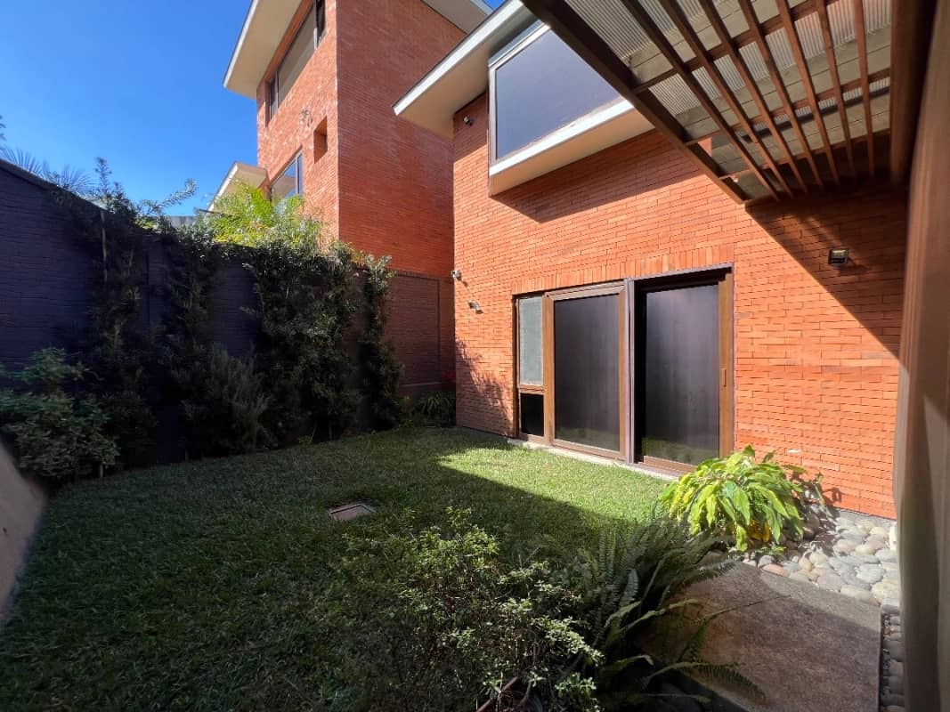 CASA VENTA CONDOMINIO EXCLUSIVO LA JOYA ZONA 10, 4 DORMITORIOS, 440 Mts2 , 3.5 BAÑOS~4 PARQUEOS $1,000,000 DOLARES