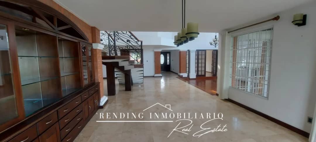 Casa en renta zona 16 La Montaña de 5 habitaciones + 6 parqueos