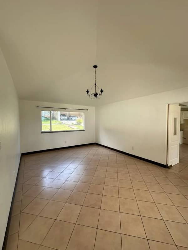 Alquilo casa de 1 nivel en Condominio Casa y Campo CAES