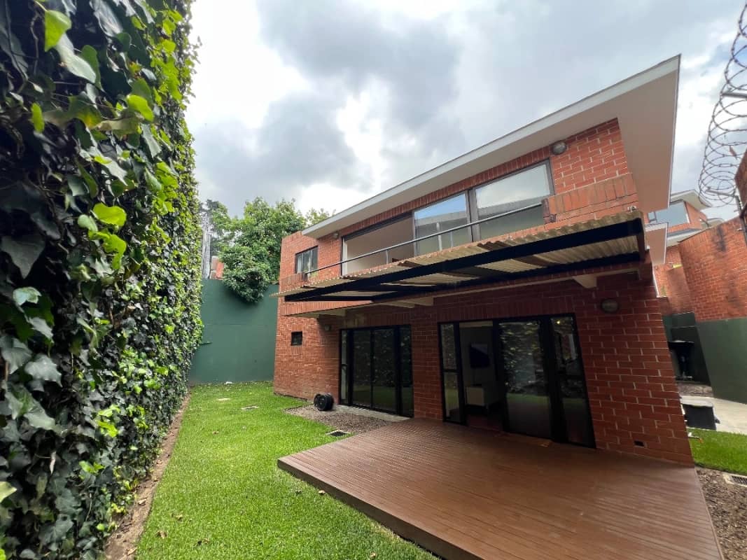 Casa Venta Carretera Muxbal, Atrás de C C Minuto Muxbal, a 10 Minutos Colegio Montessori, Condominio Privado 9 Casas, 4 Dormitorios Cada Uno C Baño 390 Mts $525,000