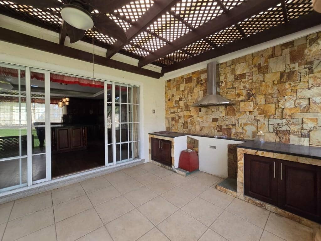 Venta de Casa en Condomino Casa y Campo Carrt. Salvador, Guatemala