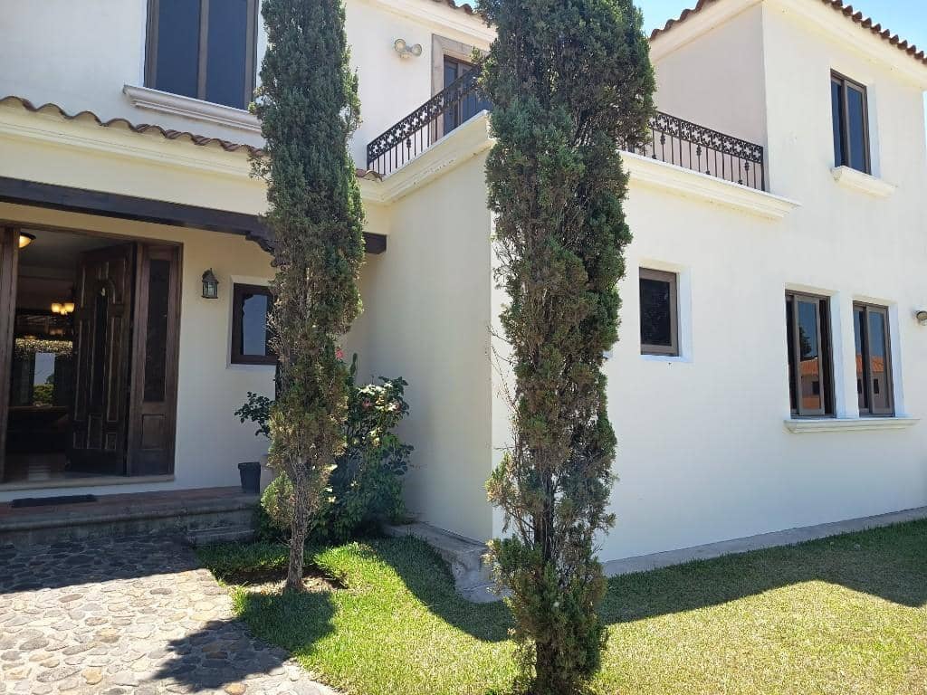 Casa Grande en Venta en CAES KM25.5 Amplio Jardin, San José Pinula