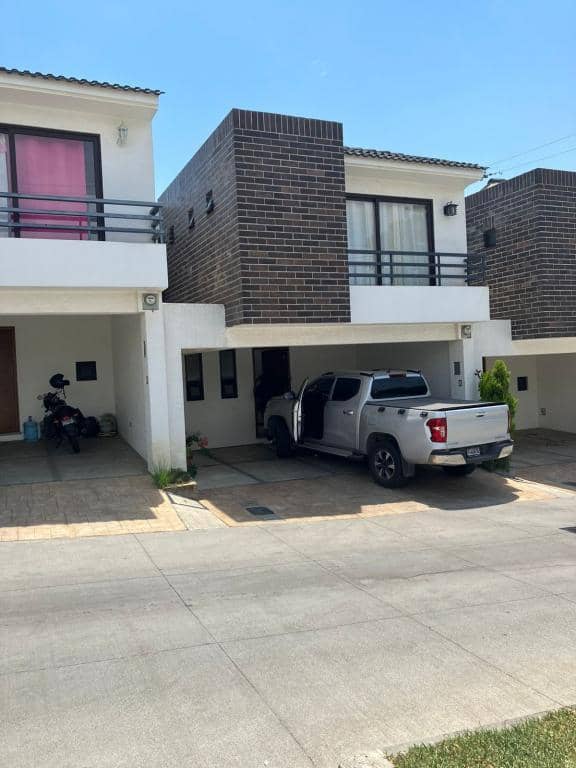 Moderna Casa de 3 Dormitorios en Venta | Condominio con Amenidades Completas