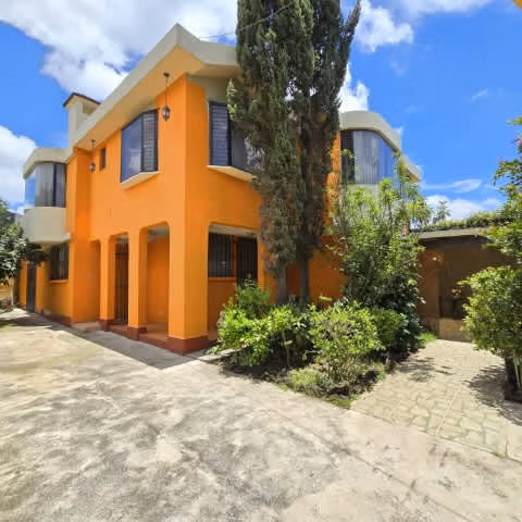 Casa grande en Venta en San Cristóbal y 2 Apartamentos