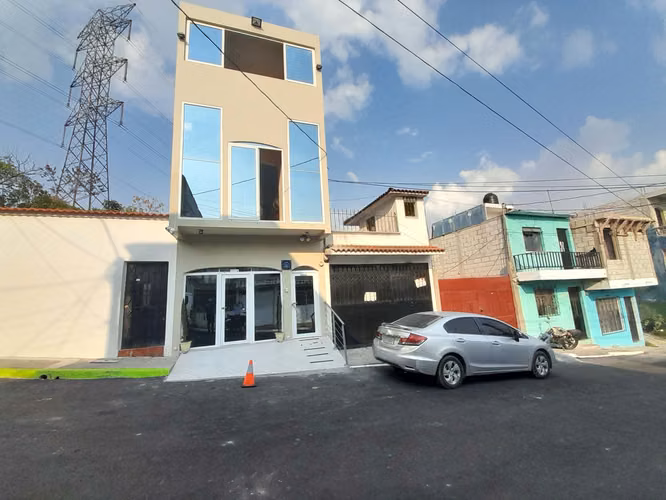 Casa Grande en venta adentro de garita en Prados de V.H