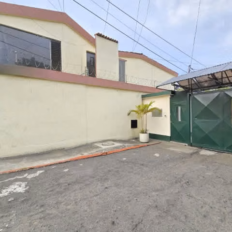 Casa en Venta San Cristóbal con Dos Locales Comerciales