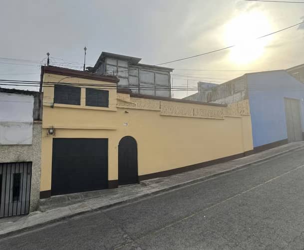 Venta de casa en la Bolivar Zona 8 | ideal para colegio, clinicas o construcción
