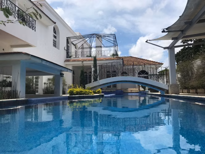 Exclusiva Casa con piscina en Condominio Foresta de Cayalá | Zona 16