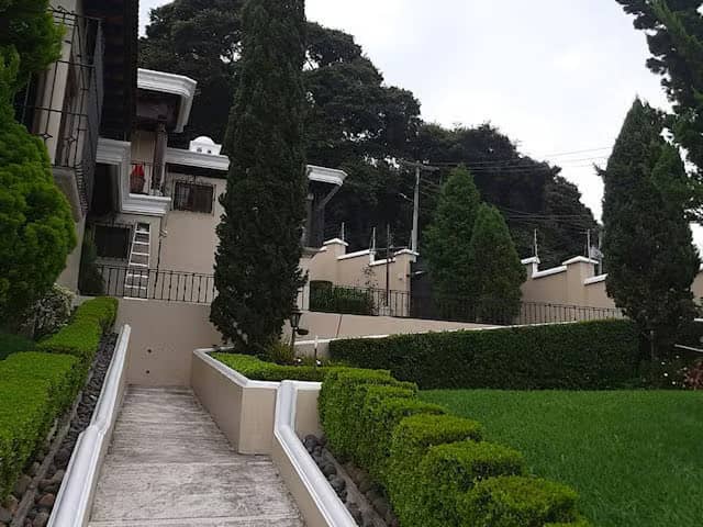 Casa en Venta. Estilo Colonial con deck y vista, en San Miguel Buena Vista Santa Catarina Pinula