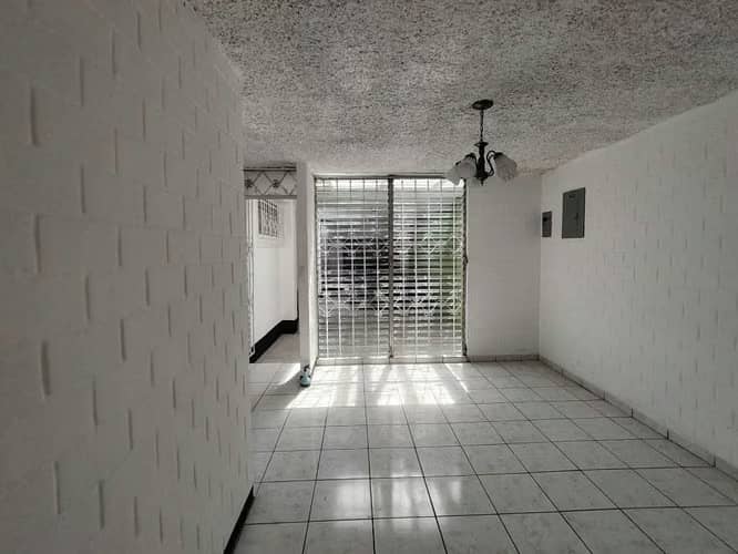 Vendo casa Residenciales Atlántida zona 18 excelente área comercial Q2, 200,000