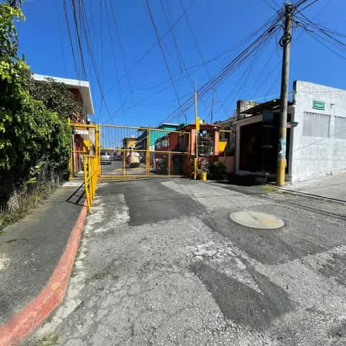 Casa en venta con locales uso mixto Zona 6 proyecto 4-4