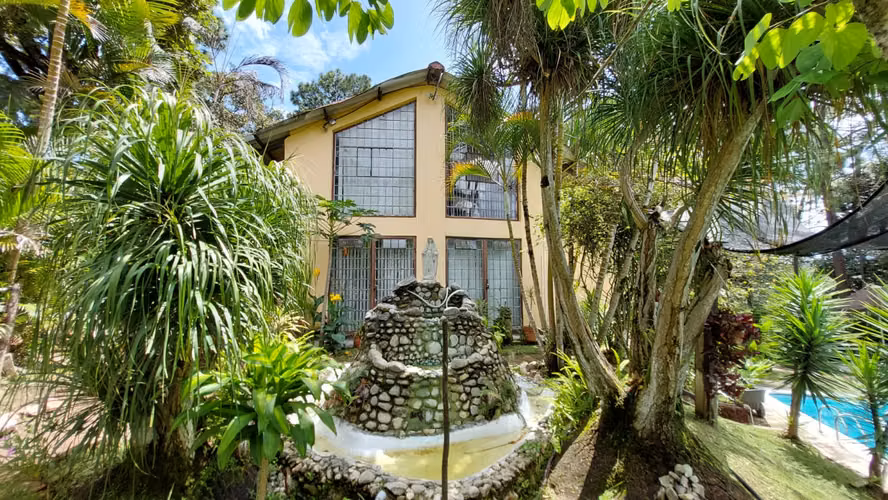 CASA RESIDENCIAL CON PISCINA EN SAN JUAN SACATEPEQUEZ