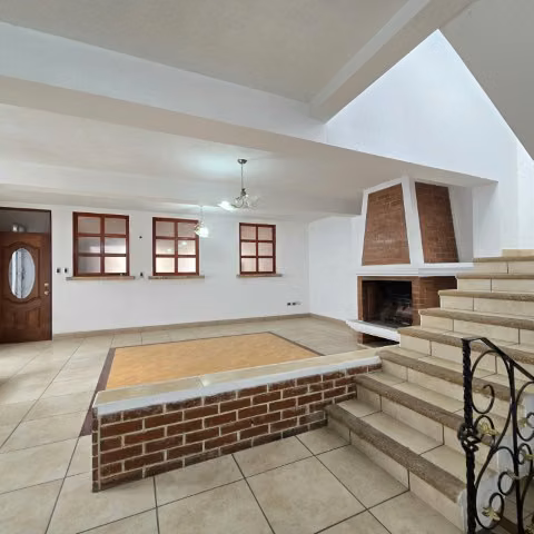 Casa grade en Venta Las Hojarascas Zona 1 de Mixco