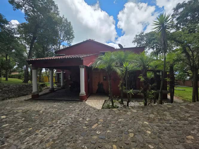 Z.6 Mixco entrada Club Campestre La Montaña VENDO casa diseño colonial 3,116v² terreno 353m² construcción Q3,500,000