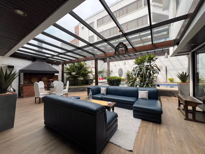 Venta de Espectacular Vivienda con Piscina Dentro de Garita Vh1, Zona 15
