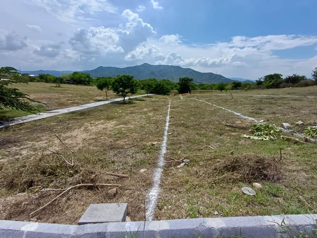 Lote residencial de 215 m² con vista a las montañas listo para construir