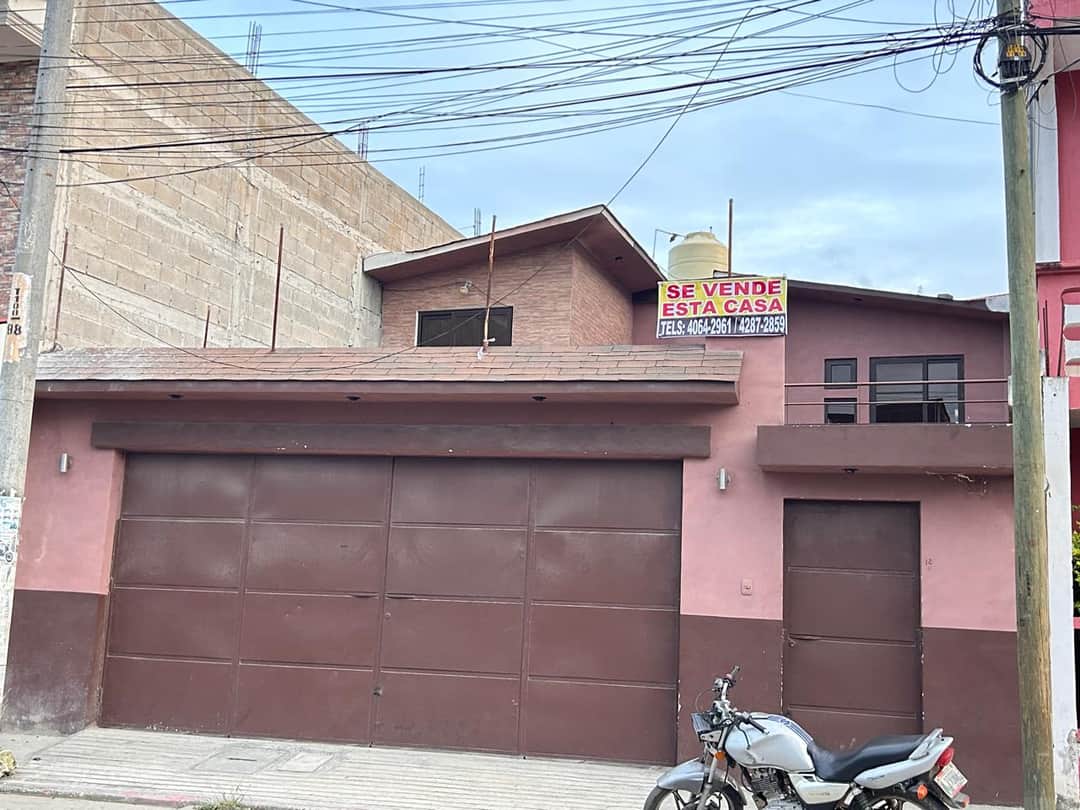 Casa en zona 2 con 3 abitaciones y 2 baños, un patio