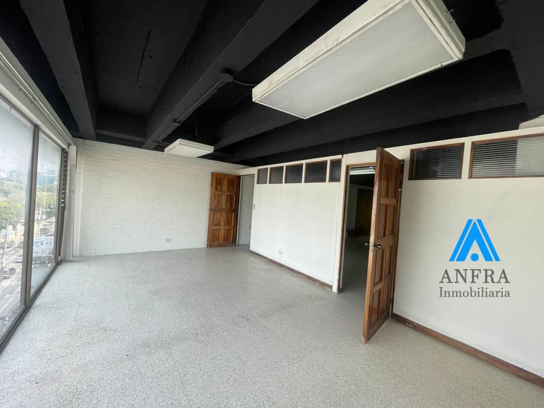 Oficina en renta, edificio plaza del sol cerca de comercial Montufar