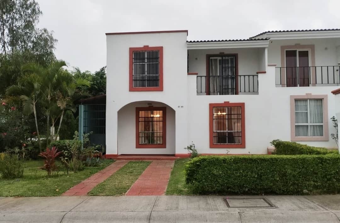 Vendo Casa de esquina en Residencial Alamedas de Santa Clara Villa Nueva