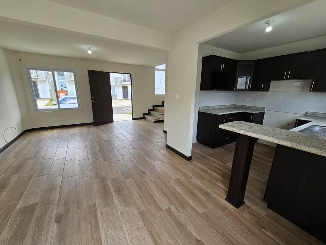 Se Renta Casa Condominio Almeria Hacienda, San Jose Pinula