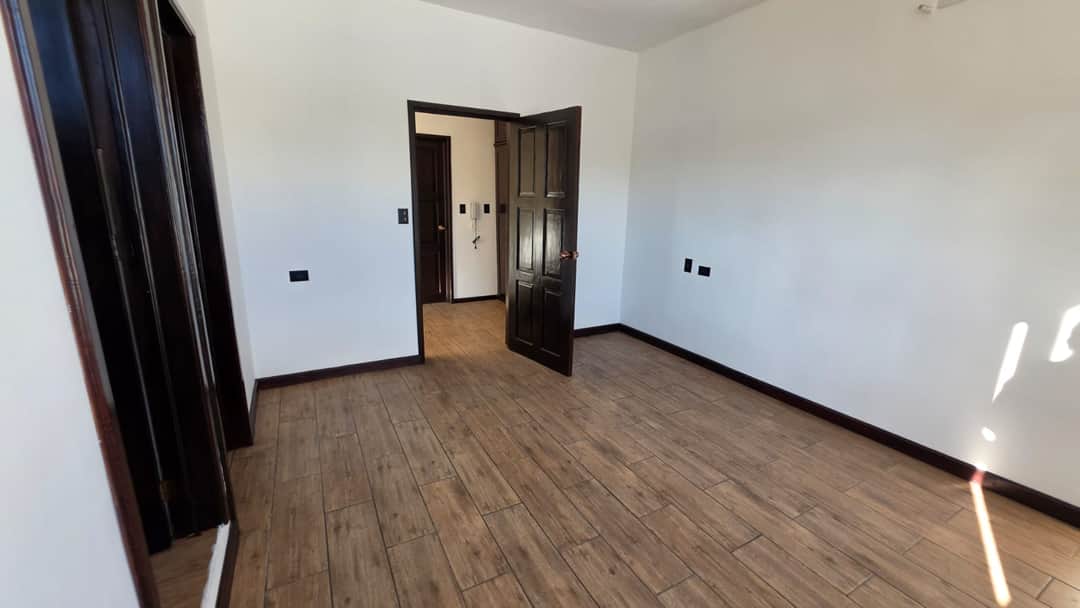 Se Renta Casa de 3 Niveles en zona 15, fuera de garita