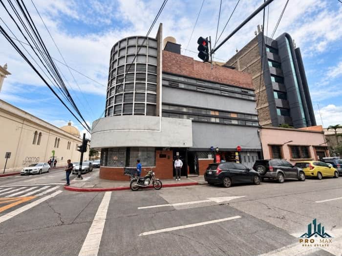 Amplio Edificio Comercial en Venta y Renta en la Zona 1, Ciudad de Guatemala
