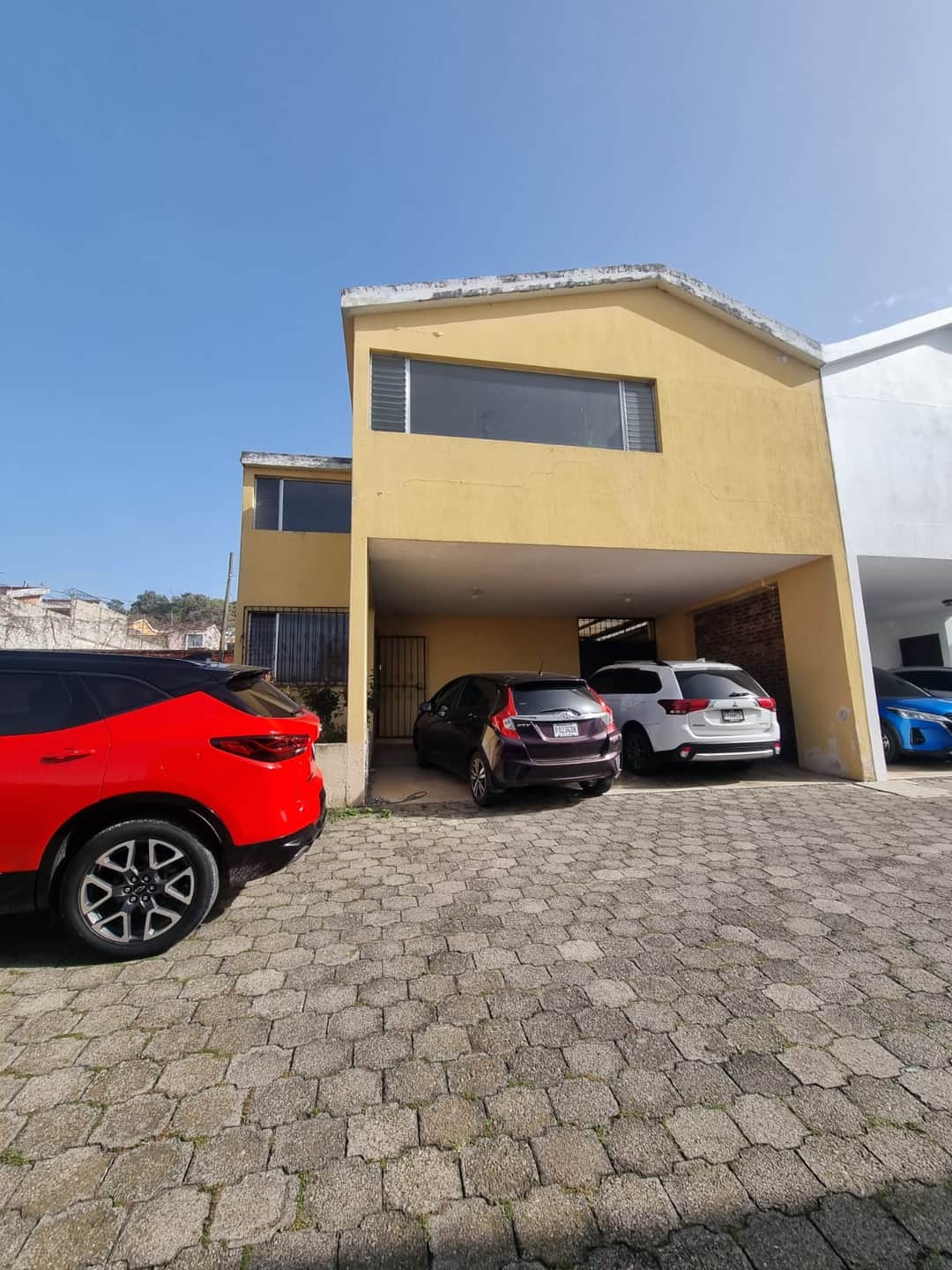 Casa de esquina, en Condominio Las Arekas, Zona 8 de Mixco.