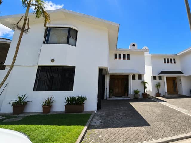 Casa en venta en Santa Catarina Pinula, Guatemala · 4 hab · 497 m²
